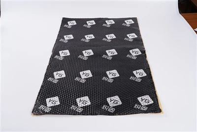 Insliú fuaime agus pláta turraing do ghluaisteáin